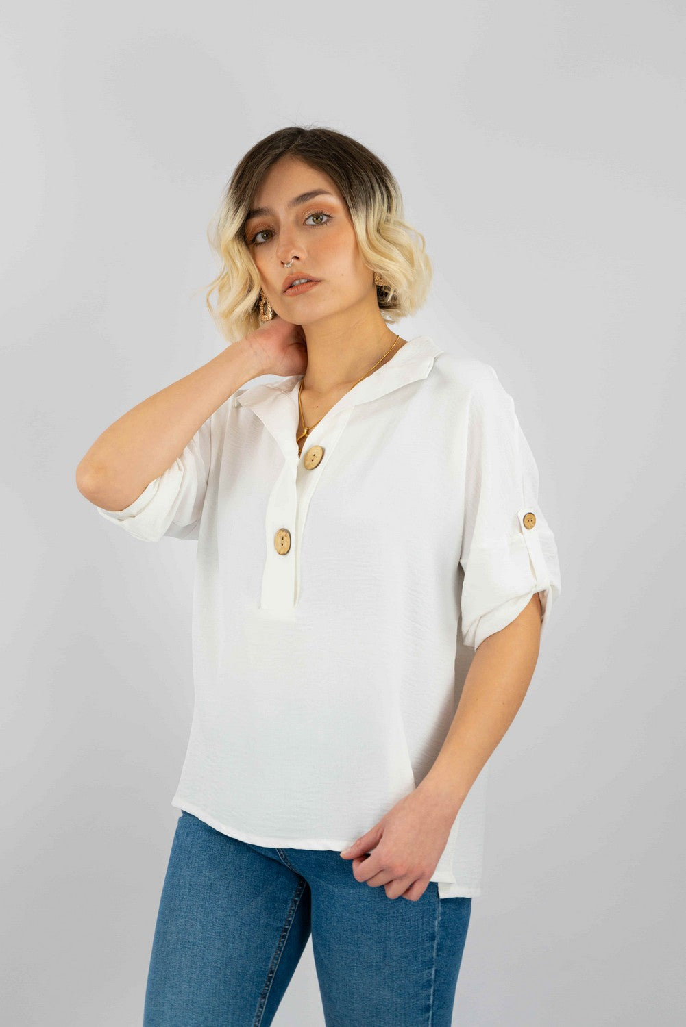 Blusa Con Aplicación De Botones En Delantero Y Manga