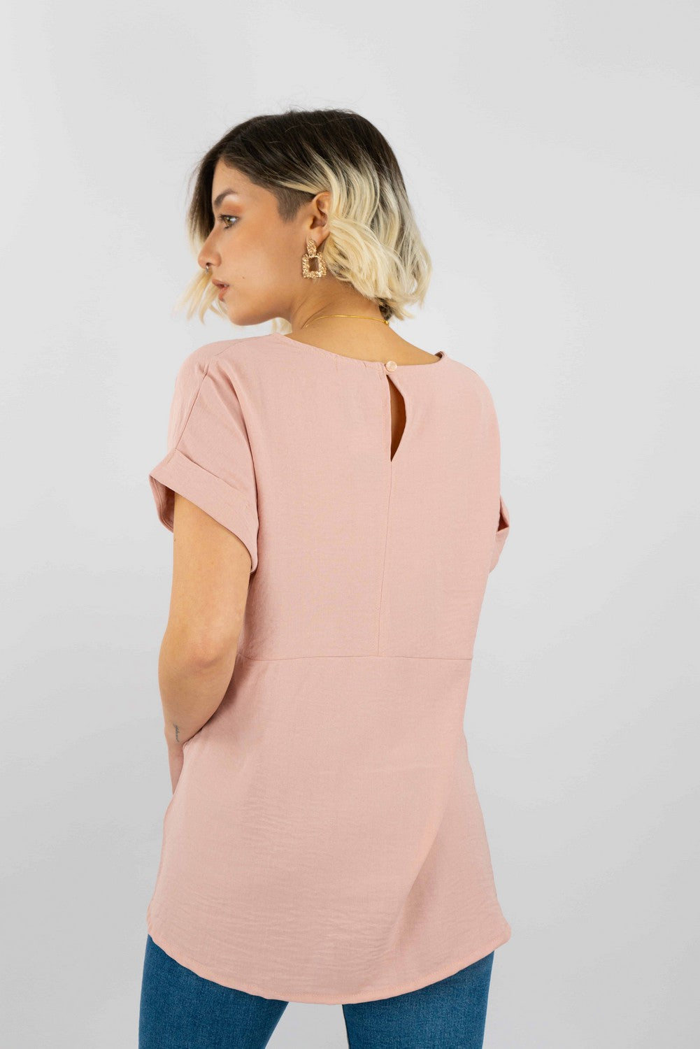 Blusa Tela Plana Con Botamanga Y Corte En Espalda