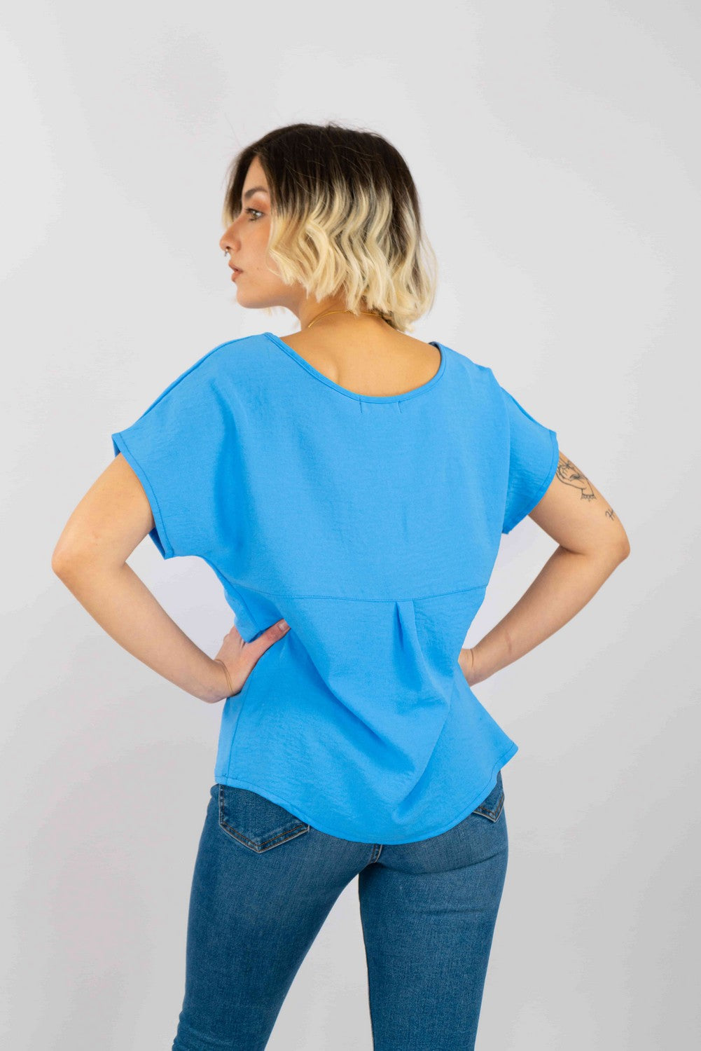 Blusa Tela Plana Con Corte Y Pliegue En Espalda