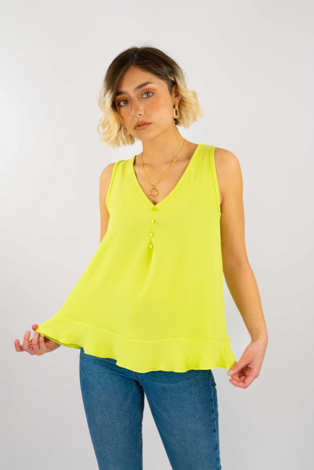 Blusa Tela Plana Con Aplicación Boton Y Vuelo En Pretina