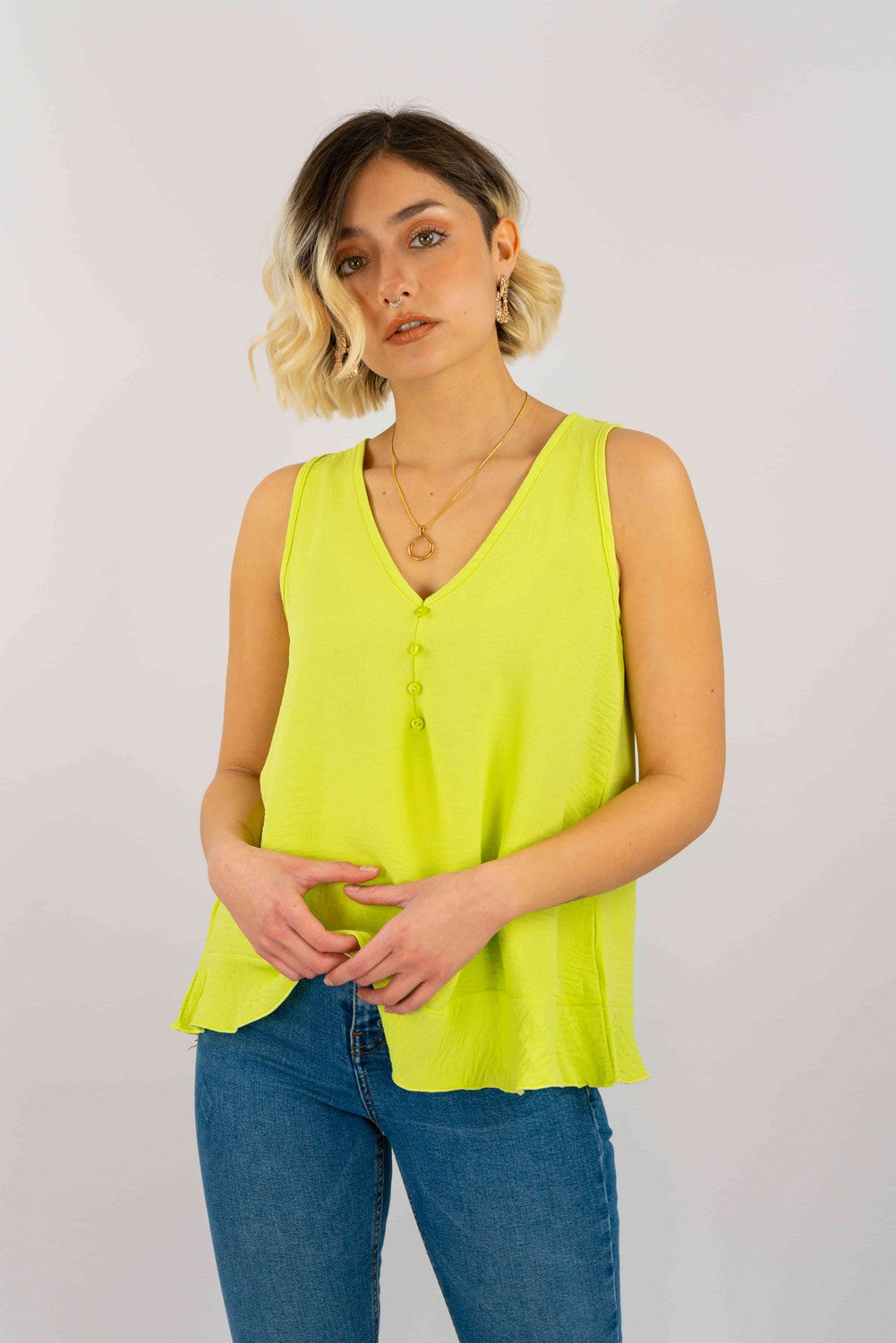 Blusa Tela Plana Con Aplicación Boton Y Vuelo En Pretina