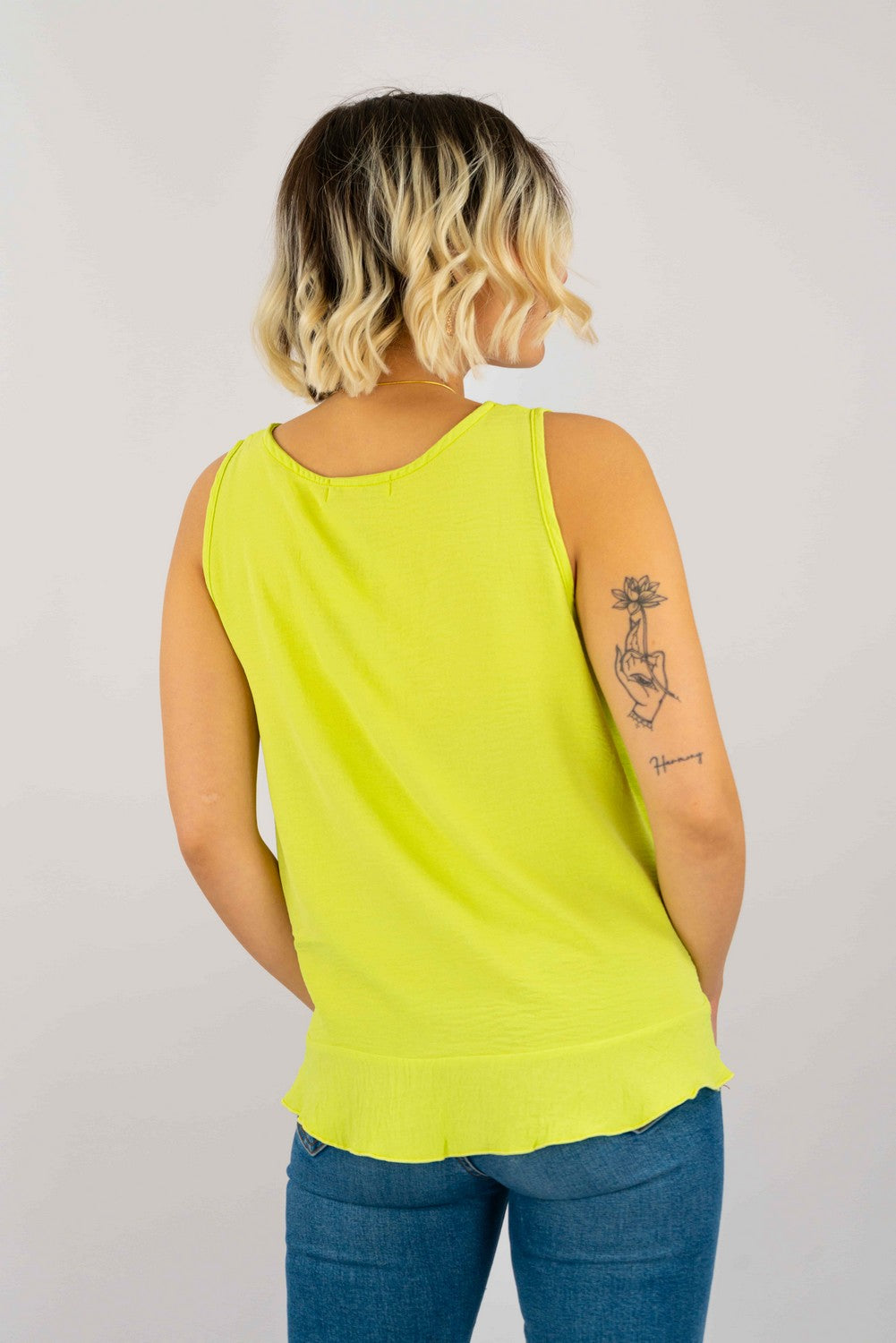 Blusa Tela Plana Con Aplicación Boton Y Vuelo En Pretina