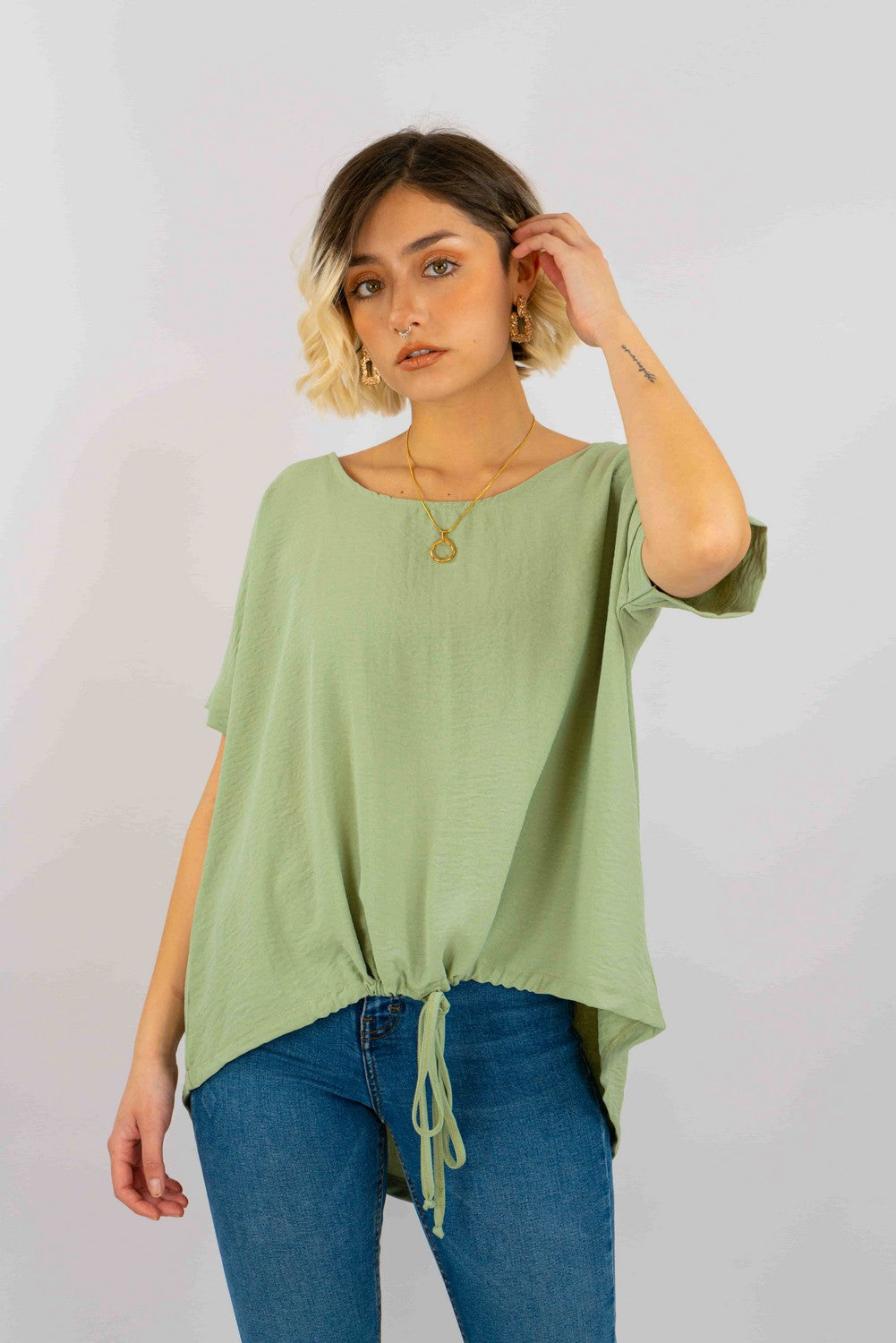 Blusa Tela Plana Con Recogido Y Amarra En Delantero