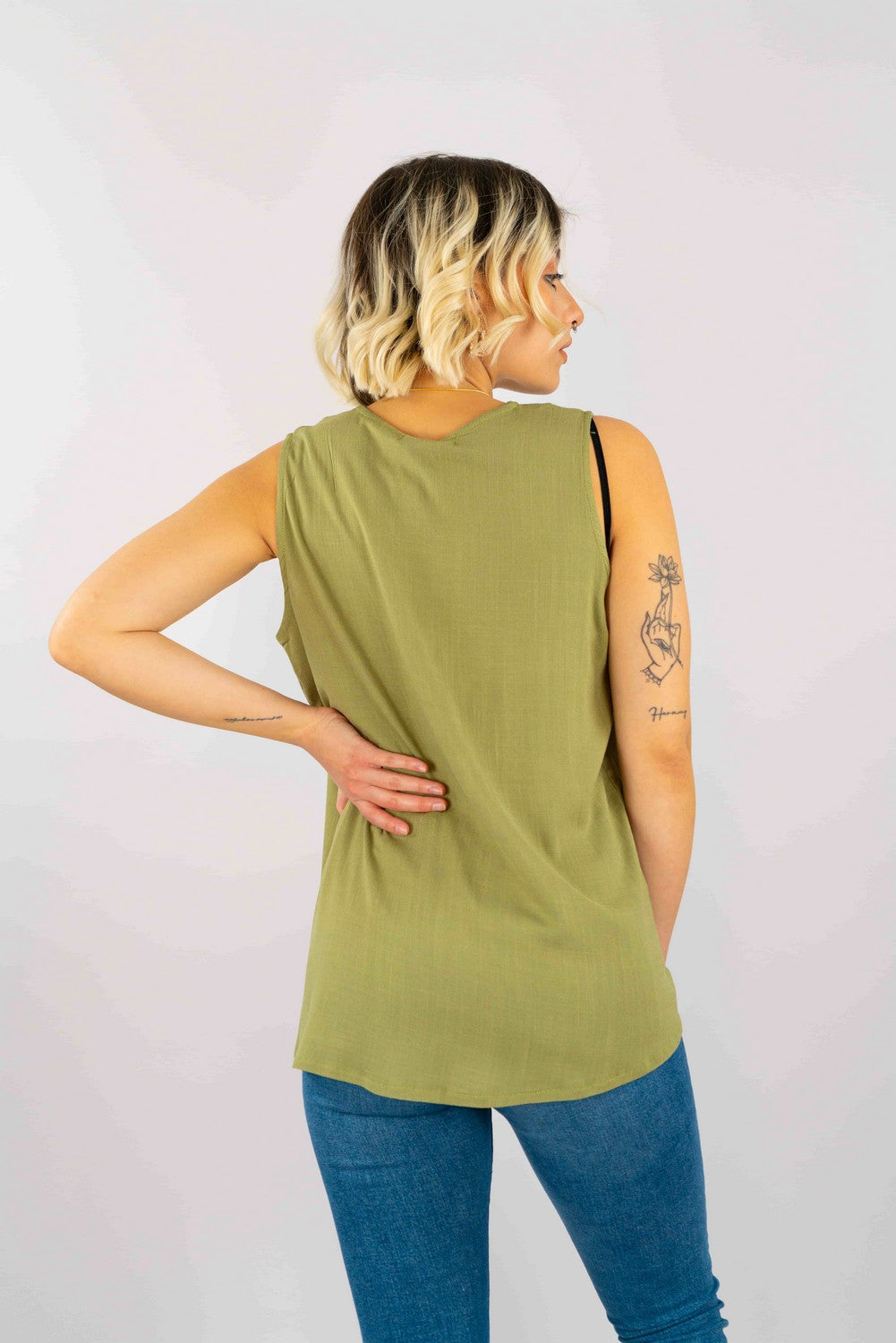 Blusa Similar Lino Sin Manga Aplicación Botones En Delantero