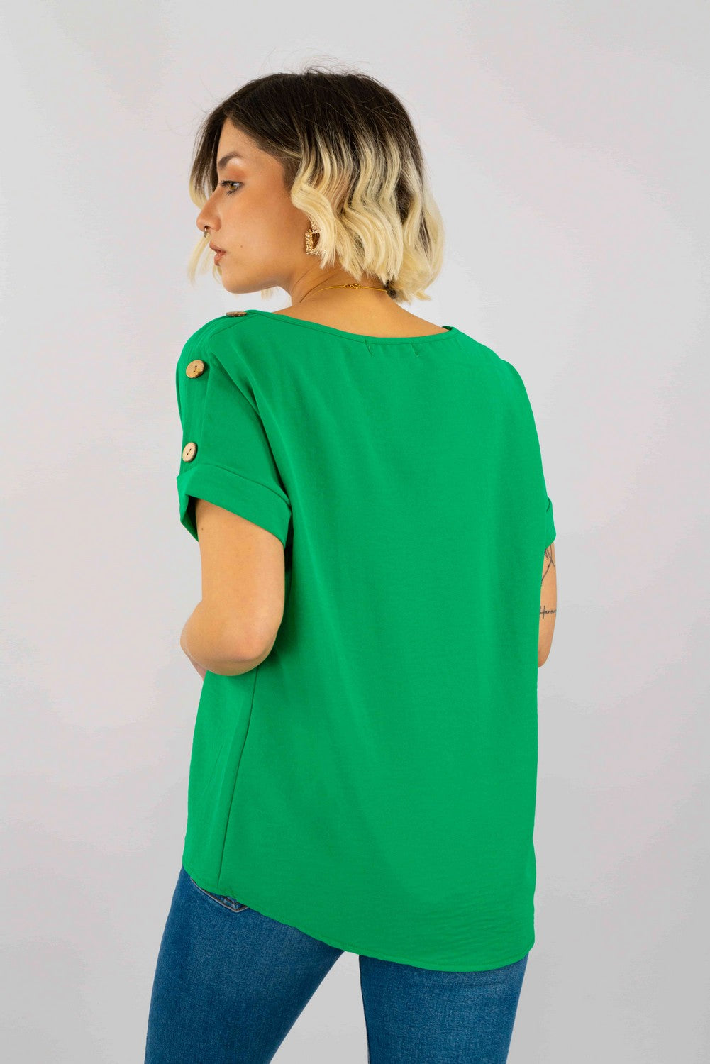 Blusa Tela Plana Aplicación Botones En Hombro