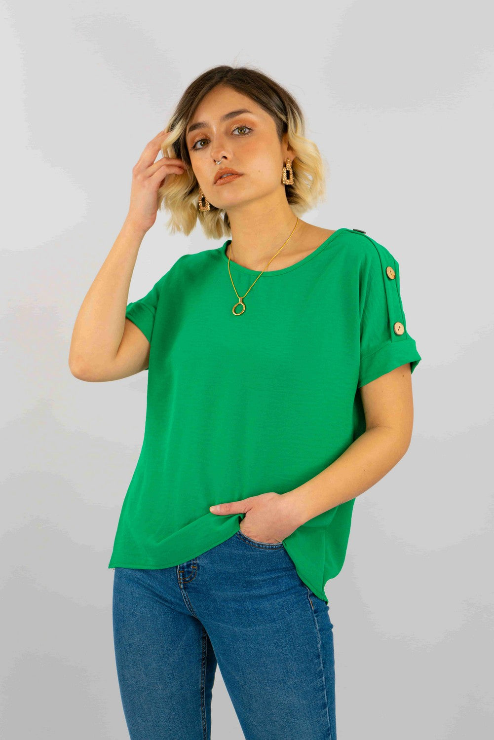 Blusa Tela Plana Aplicación Botones En Hombro