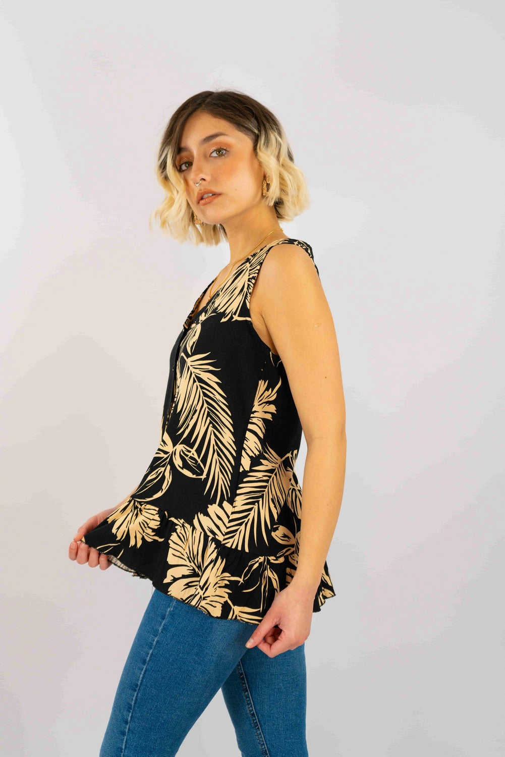 Blusa Similar Lino Estampada Sin Manga Y Vuelo En Ruedo